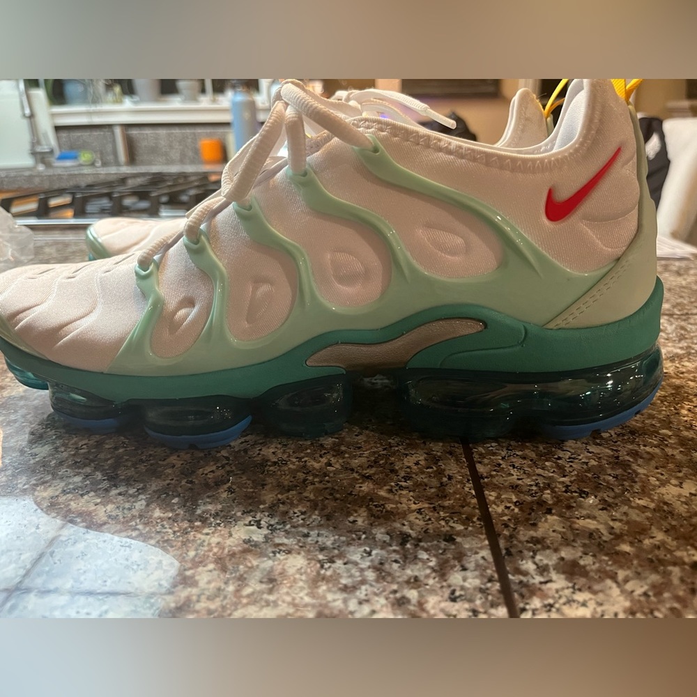 NIKE VAPORMAX PLUS